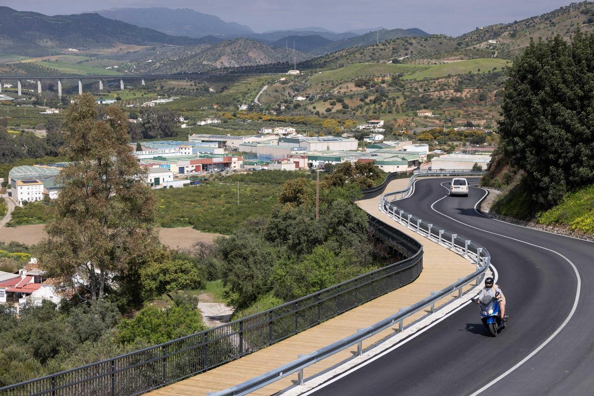La plataforma peatonal, de 1.100 metros, está adosada a la carretera de acceso al municipio desde la estación de tren