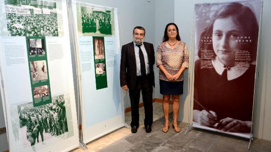 Juan Parra y Esther Martel, ayer, en la presentación de la exposición en la Fundación Mapfre Guanarteme.