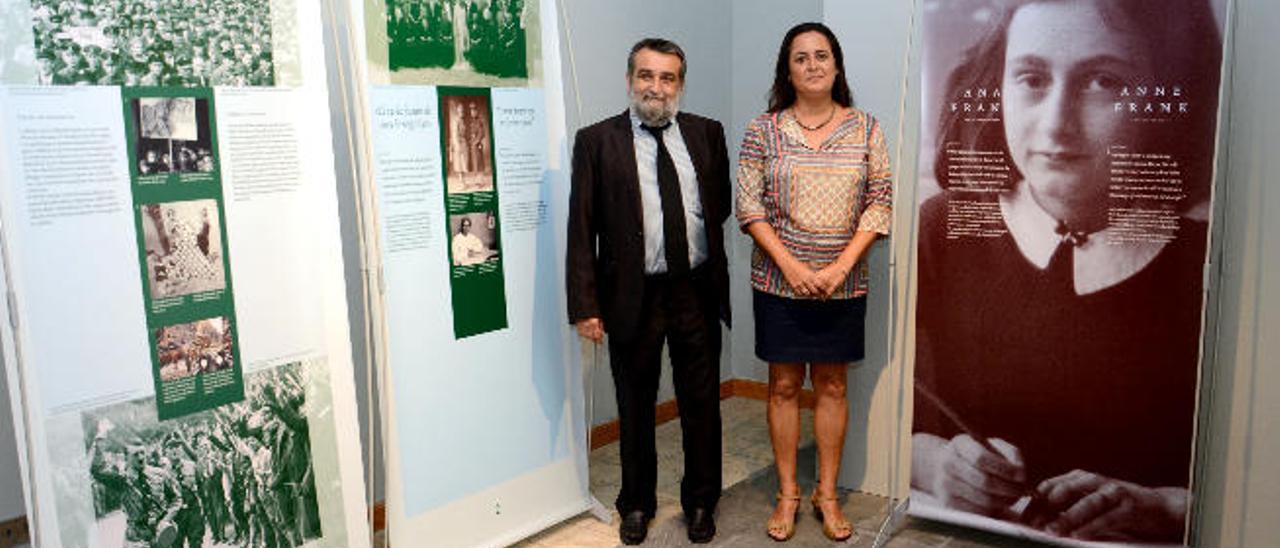 Juan Parra y Esther Martel, ayer, en la presentación de la exposición en la Fundación Mapfre Guanarteme.