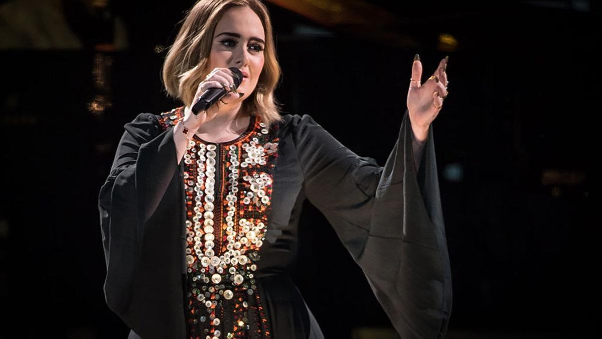 Adele sorprende a sus seguidores con el vestido que lució en Glastonbury en 2016