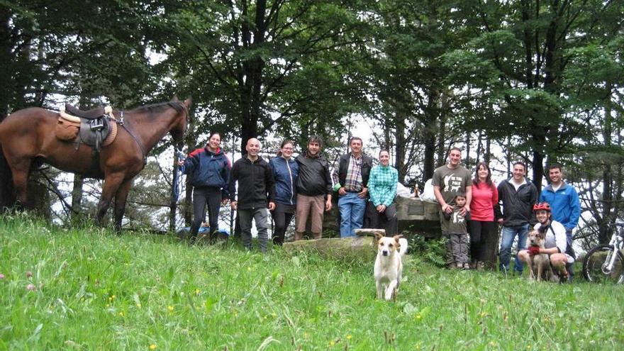 Vecinos de Peón, en el encuentro tradicional de la Peña de los Cuatro Jueces.