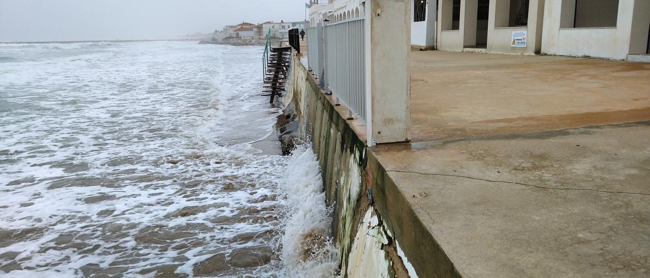 El temporal está azotando estos días con furia las playas de la Marina Alta. En la imagen, les Deveses de Dénia