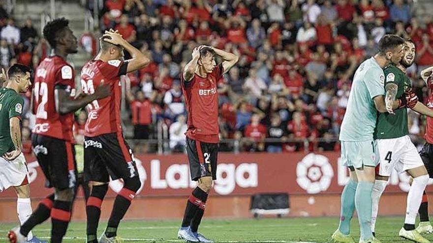 Budimir y RaÃ­llo lamentan una ocasiÃ³n perdida ante el Athletic, en uno de los tres empates que ha cosechado el Mallorca esta temporada.