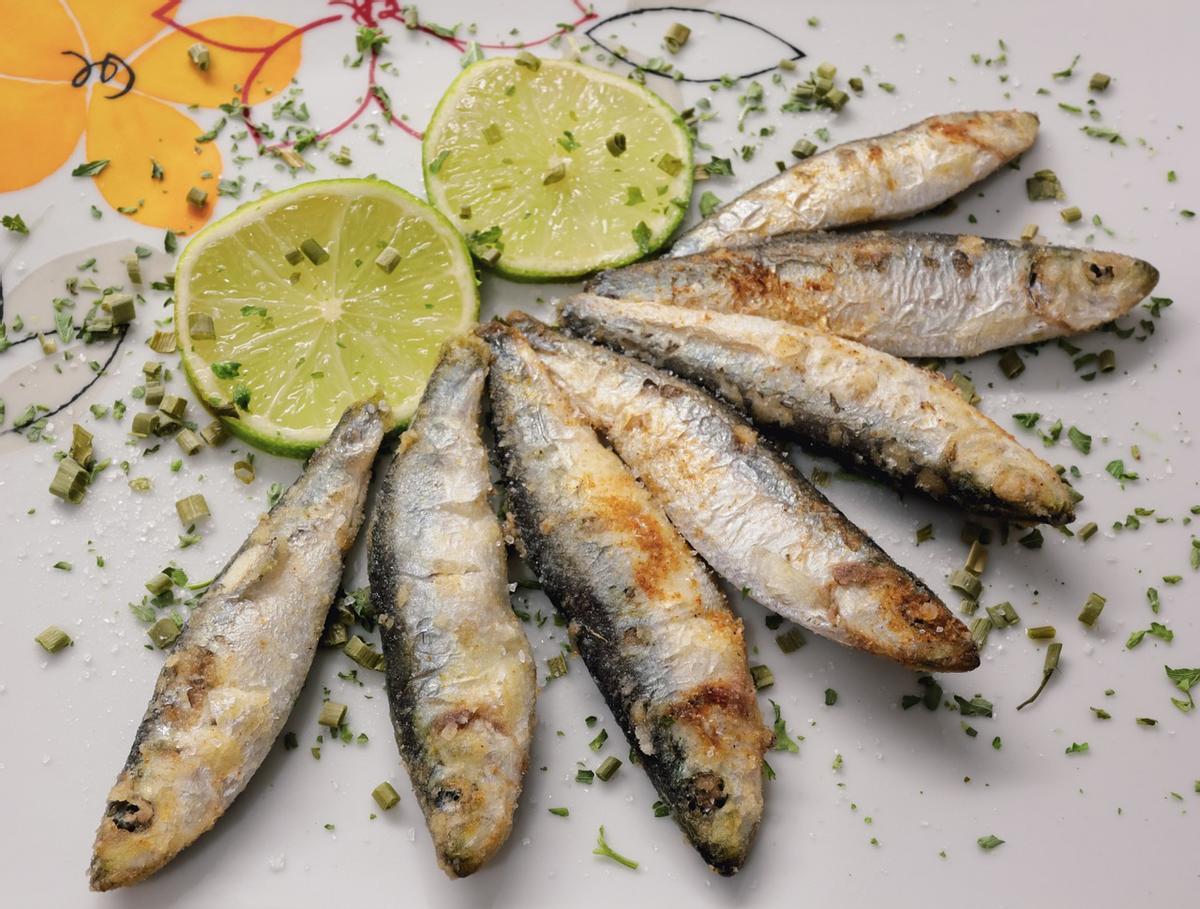 El truco para cocinar sardinas sin humos ni olores: en la freidora de aire.