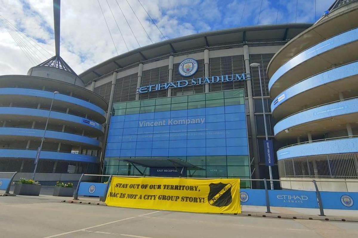 Pancarta colocada en el Etihad Stadium en contra de la compra del NAC Breda por parte del City Football Group.