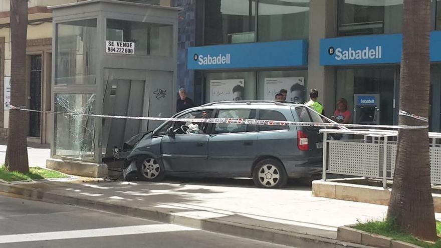 Un coche se emporta contra el ascensor de un párking en Vila-real