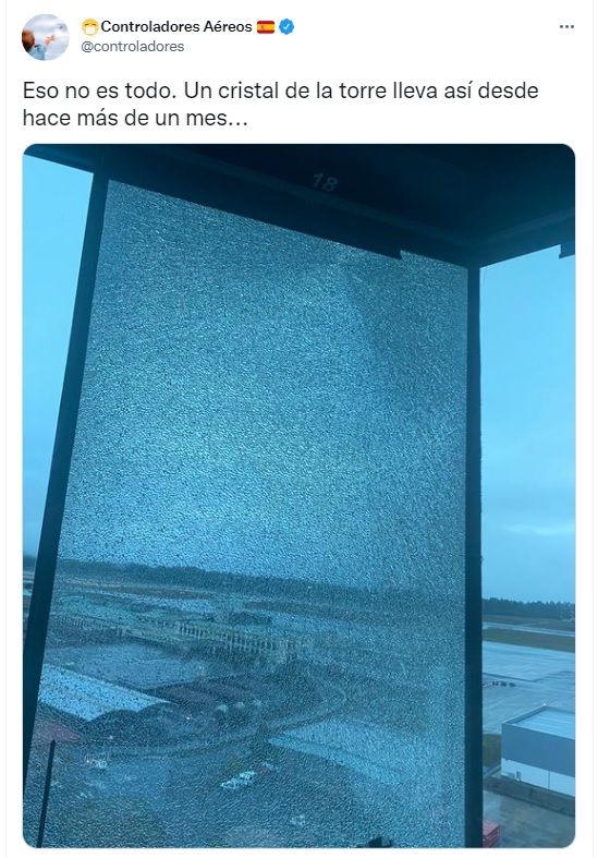 Imagen de un cristal roto en la torre de control de Lavacolla publicado por la cuenta @controladores.