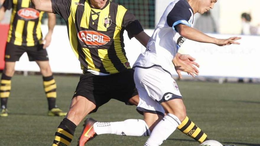 Yago Pérez, del Rápido de Bouzas, presiona a un rival durante el partido de ayer. // Ricardo Grobas