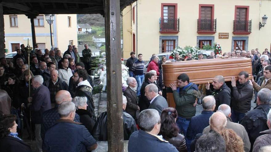 La entrada del féretro con los restos mortales de Manuel Oviaño Cangas a la iglesia parroquial de San Antolín de Ibias.