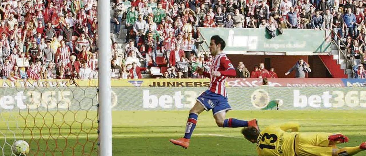 Carlos Castro marca el gol de la victoria con Oblak en el suelo.