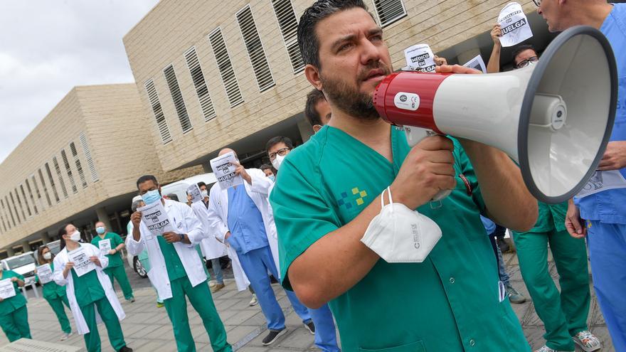 Los médicos temporales de Canarias ponen freno a su huelga tras reunirse con Sanidad