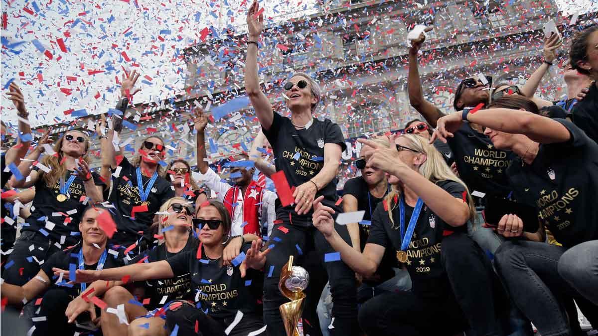 Las campeonas del mundo de fútbol pasean su corona por Nueva York.