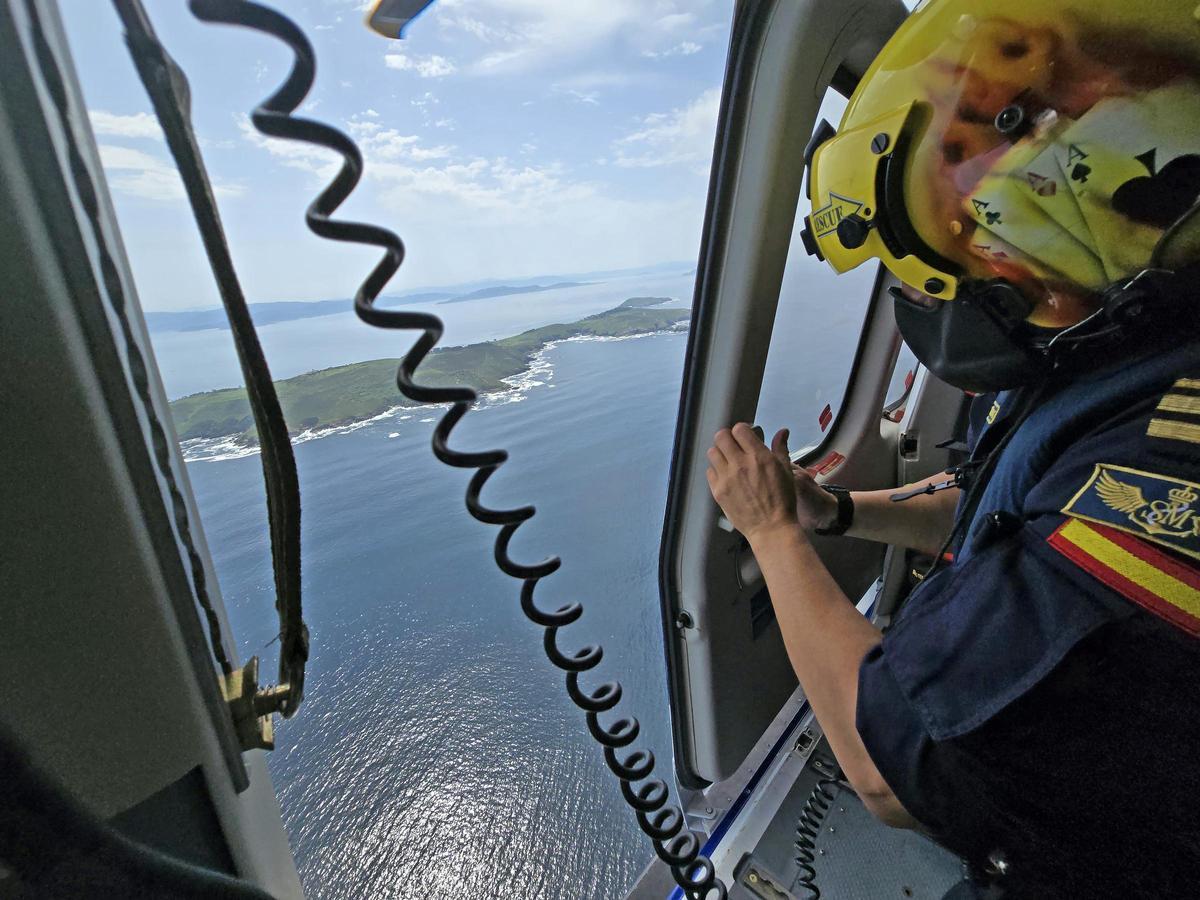 Un día en el «Pesca 1», el helicóptero de Gardacostas de Galicia