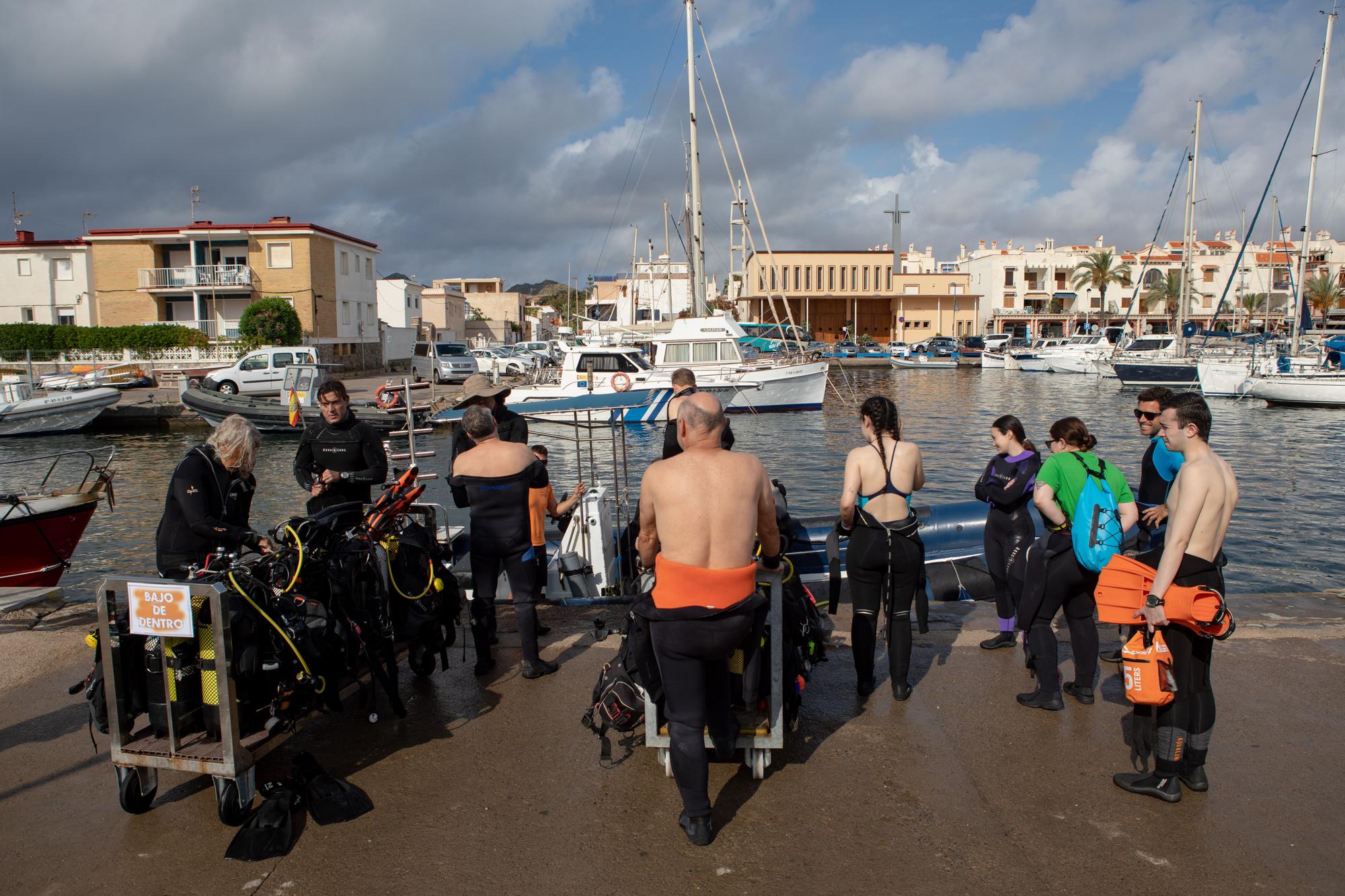 Voluntarios retiran basura de los fondos marinos del litoral