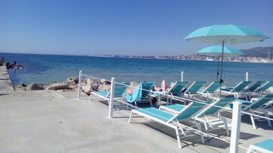 Terraza del Anima Beach, vallada hasta las rocas