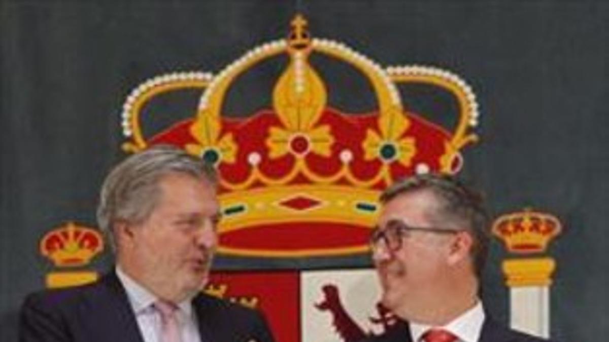 Méndez de Vigo (izqda.) y su secretario de Estado, Marcial Marín, ayer.