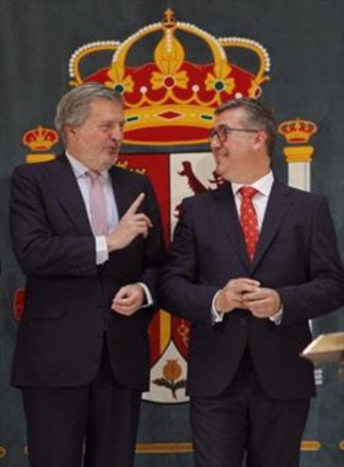 Méndez de Vigo (esq.) i el seu secretari d’Estat, Marcial Marín, ahir.