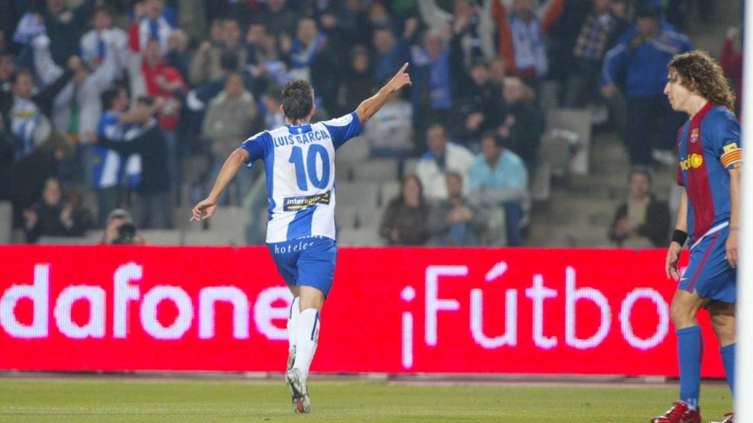 Luis García, con Puyol a la derecha, celebra el primer gol del Espanyol ante el Barça en la noche del 13 de enero de 2007 en Montjuïc.