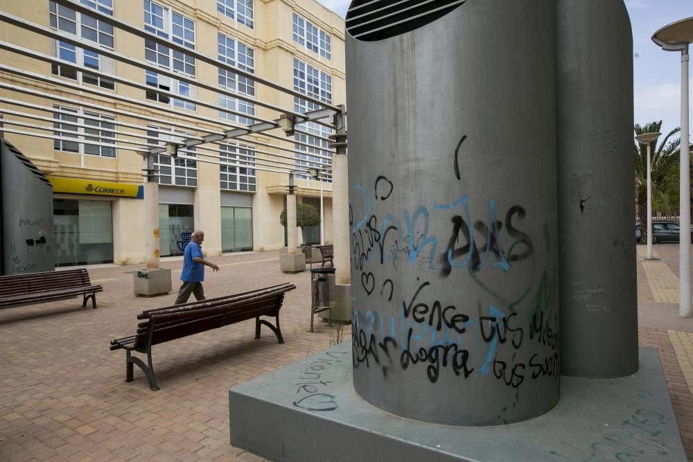 Mal estado de la "plaza de la Pirámide"