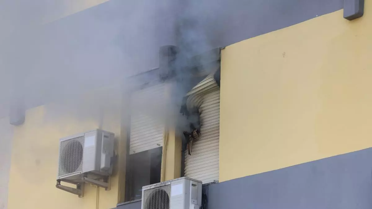Dos intoxicados en un incendio de una vivienda en València