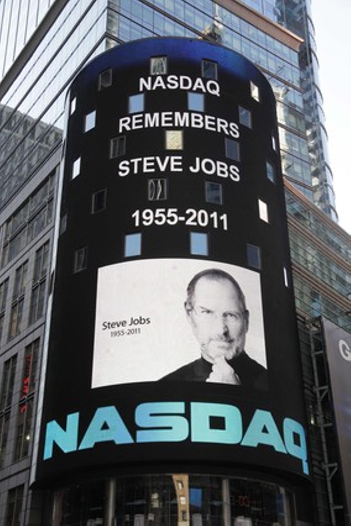 Una foto en honor al co-fundador de Apple, Steve Jobs, en la fachada del Nasdaq en Manhattan(EE.UU).