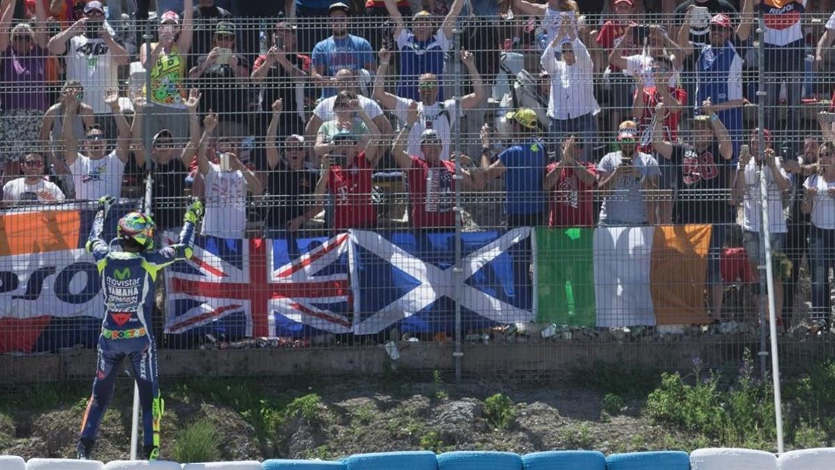 Valentino Rossi celebra con la grada su victoria en Jerez