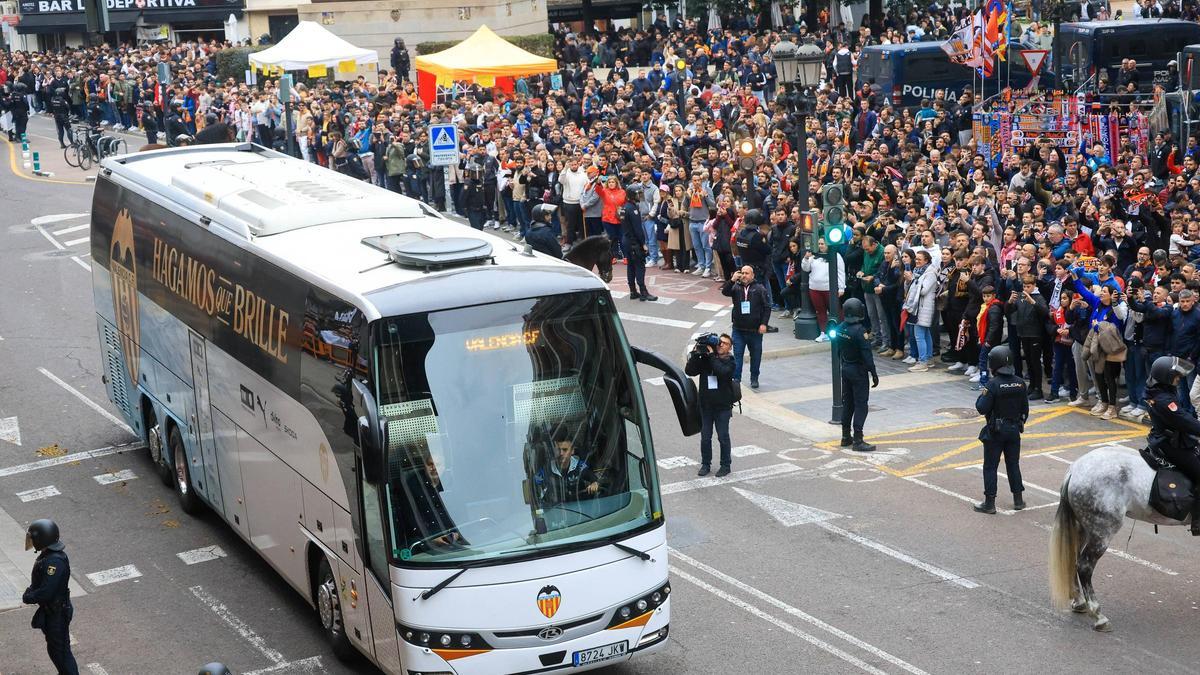 Recibimiento al autobús del Valencia en el partido contra el Atlético de Madrid.