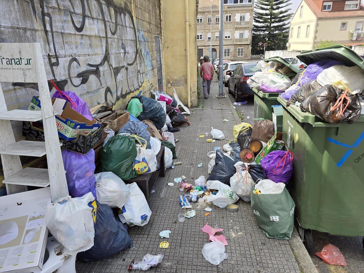 Las bolsas y desperdicios se acumulan en Vigo por la huelga de basura