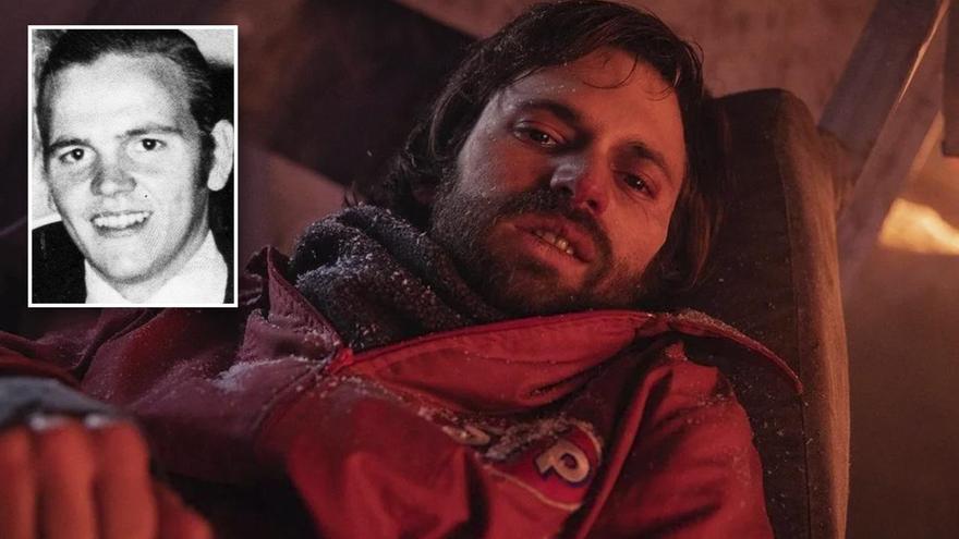 En el recuadro, el “Vasco”.  En la foto grande, el actor Benjamín Segura en el papel del “Vasco” en “La sociedad de la nieve”. La zamarra roja original la conserva la familia.