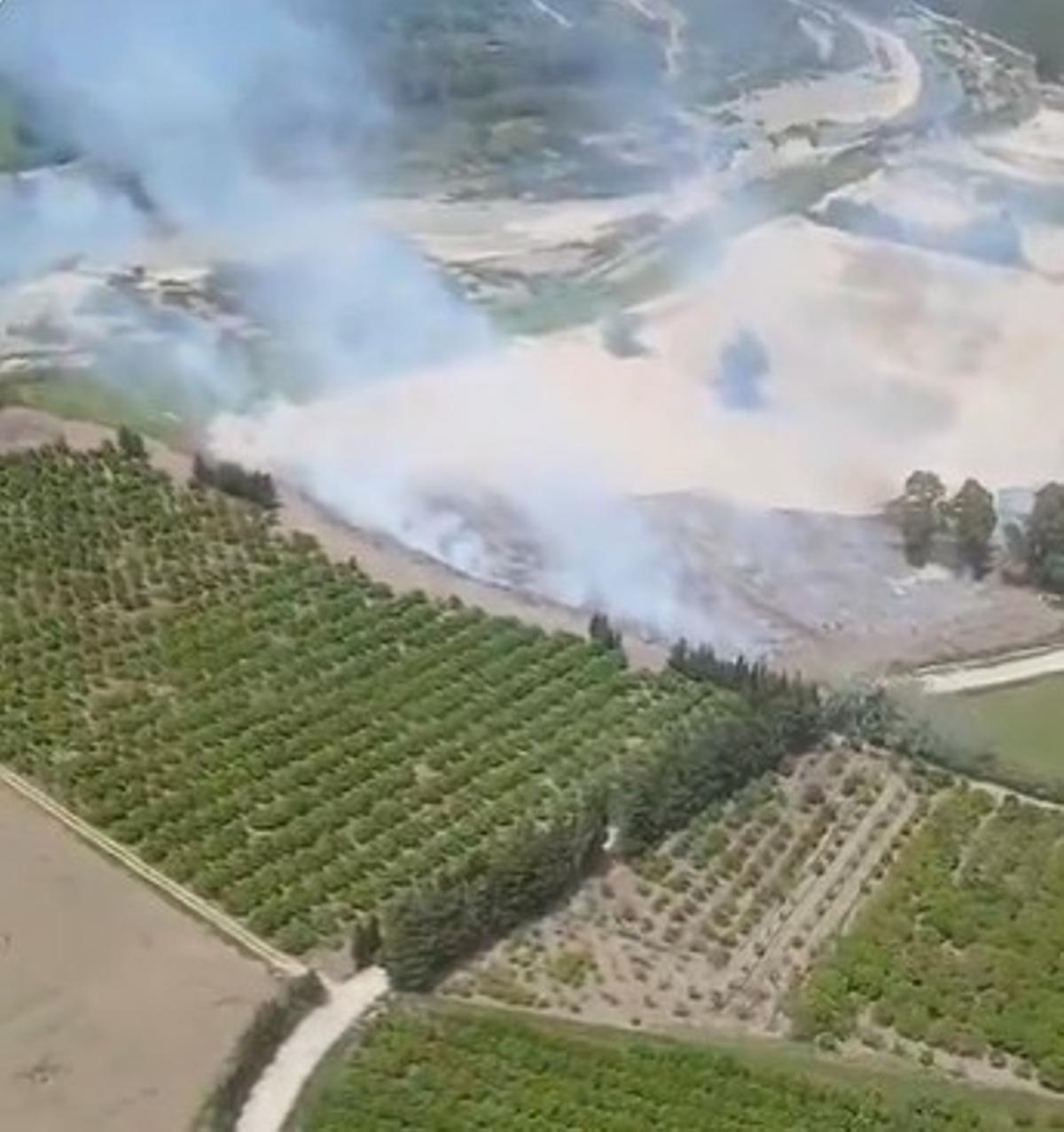 Imagen del fuego declarado en un paraje de Casares.