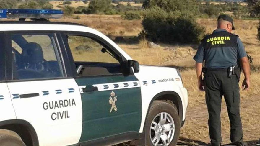 Un guardia civil con cable incautado.