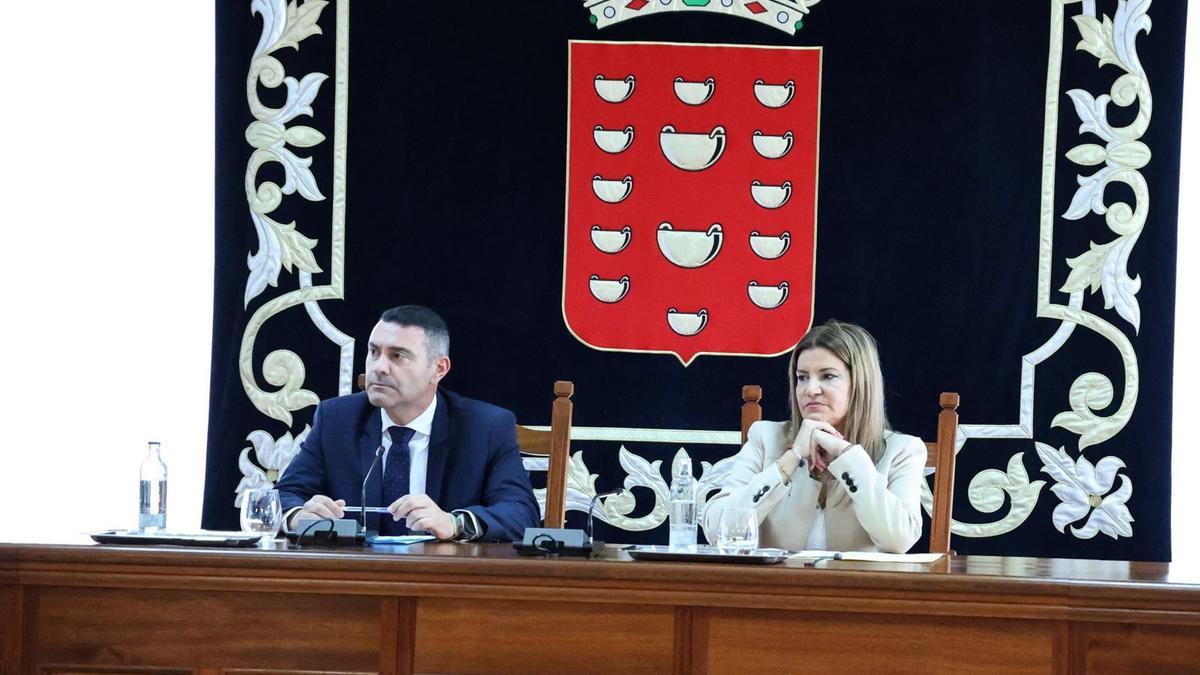 Oswaldo Betancort y María Jesus, este miércoles, en el pleno del Cabildo de Lanzarote