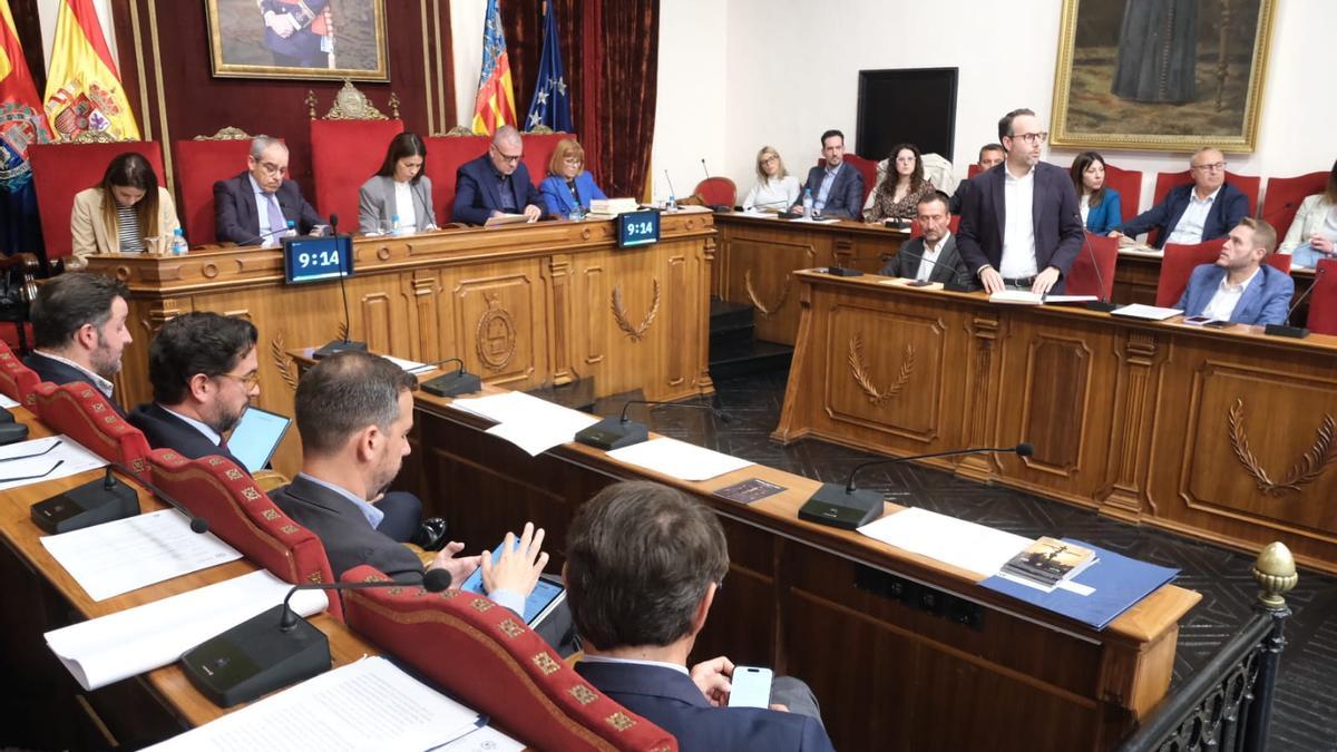 El portavoz del PSOE, Héctor Díez, interviene en uno de los últimos plenos de Elche