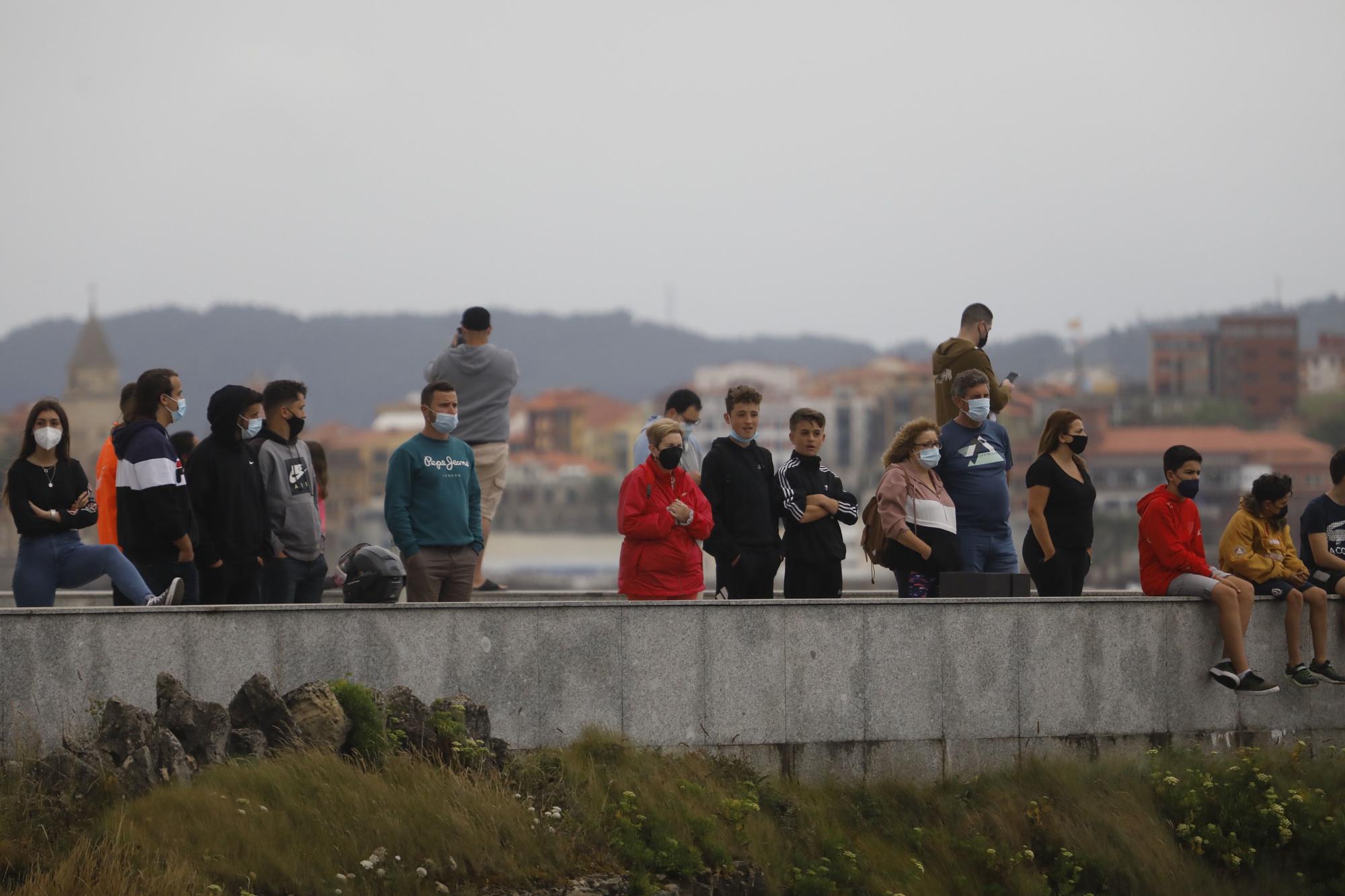 Una persona fallecida y un herido tras volcar su lancha enfrente de la costa de Gijón