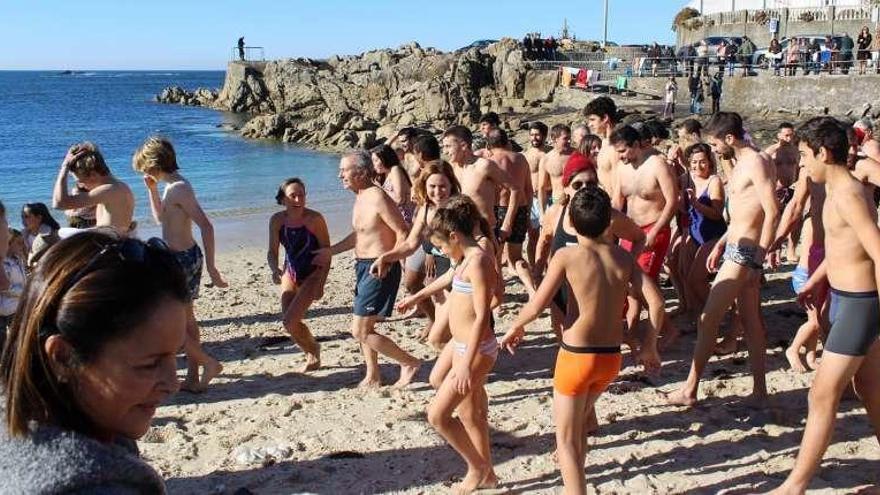 Momento en el que los bañistas se dirigen al agua en la playa de Area Grande, en A Guarda. // D.B.M.