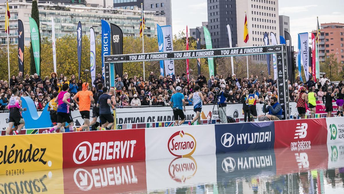 Corredores llegando a meta en el Maratón Valencia Trinidad Alfonso