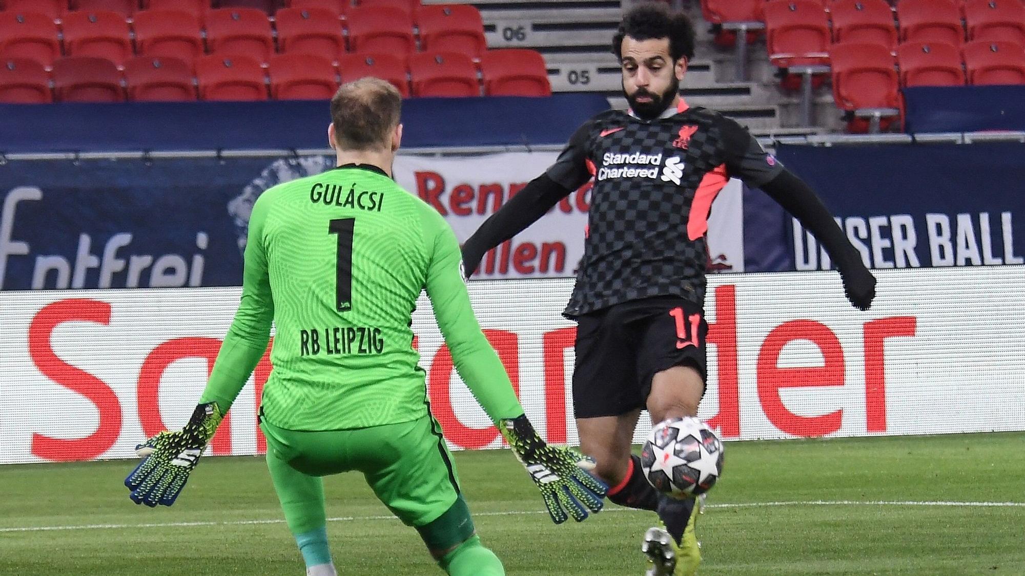 Salah intenta superar al portero Gulacsi.