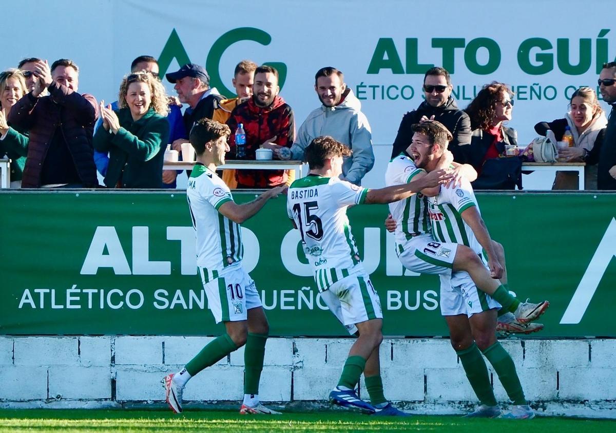 Los jugadores del Atlético Sanluqueño celebran el gol de Nacho Ramón al Córdoba CF.