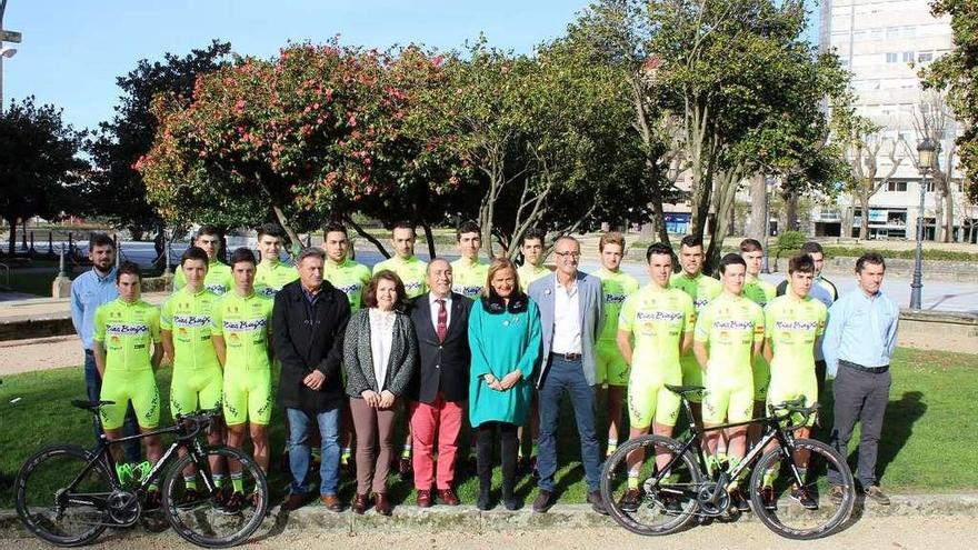 Ciclistas, técnicos, directivos y autoridades, en la visita de la mañana a la Diputación.