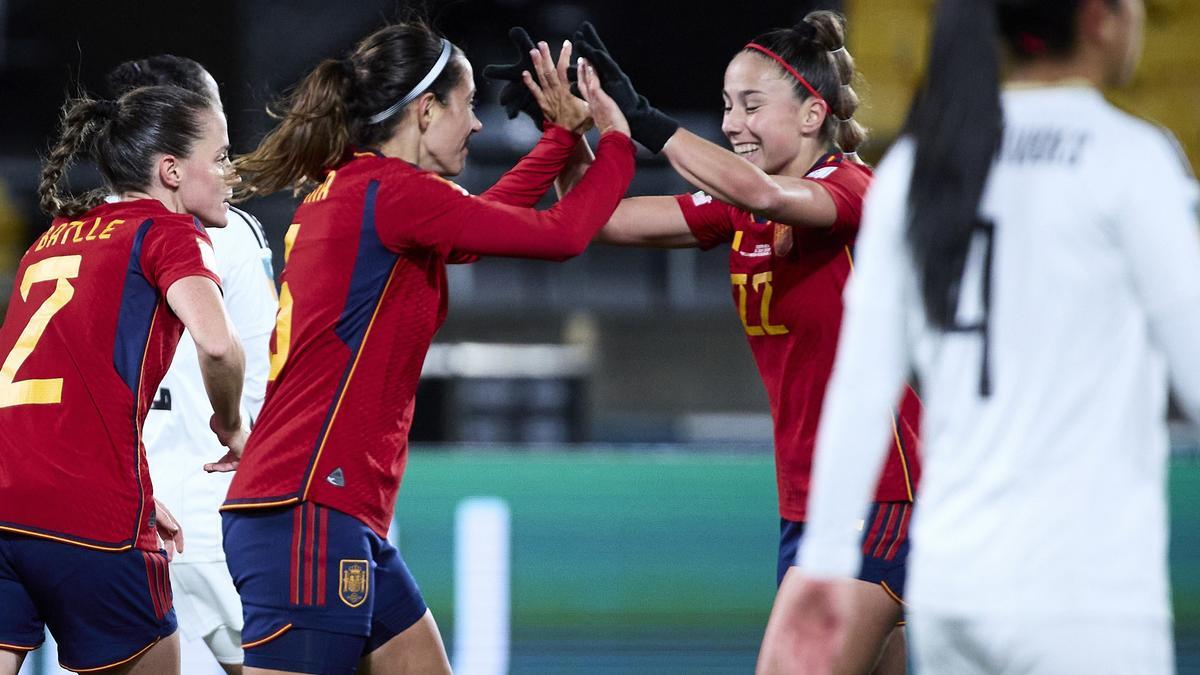 Aitana Bonmatí celebra con Athenea del Castillo su gol en el partido entre España y Costa Rica (3-0) en el Mundial de Australia y Nueva Zelanda.