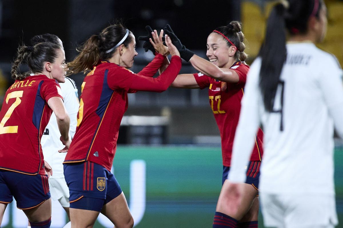 Aitana Bonmatí celebra con Athenea del Castillo su gol en el partido entre España y Costa Rica (3-0) en el Mundial de Australia y Nueva Zelanda