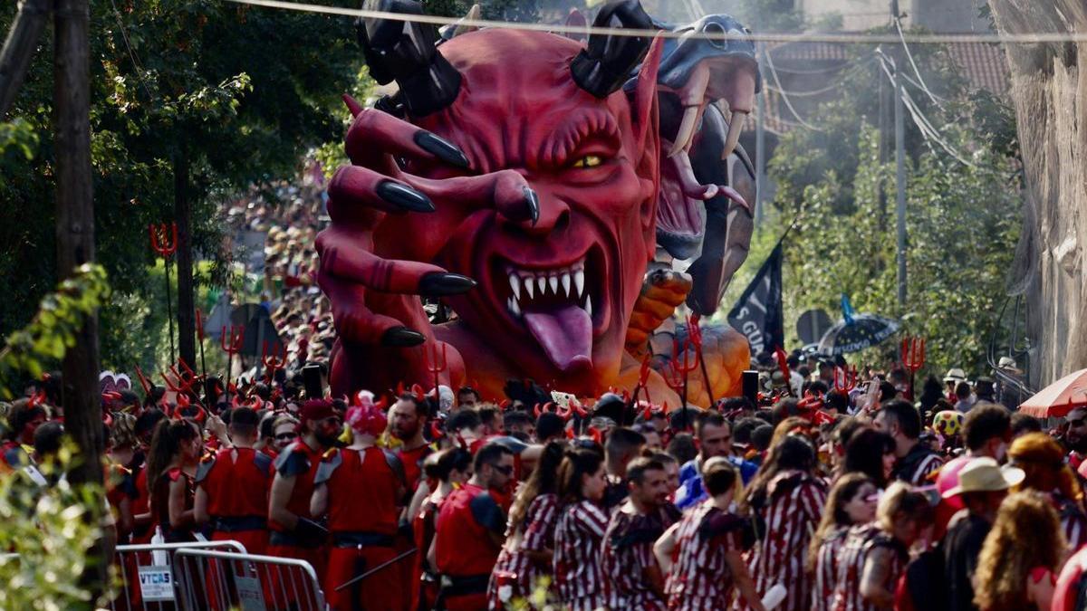 Una embarcación del Descenso, el año pasado antes de entrar al Nalón en Puente d'Arcu.