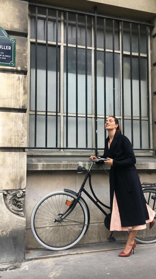 Sara Carbonero en bicicleta por París