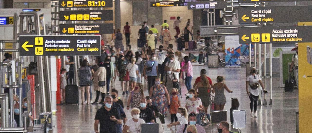 Turistas en el aeropuerto de Alicante-Elche el pasado 10 de agosto