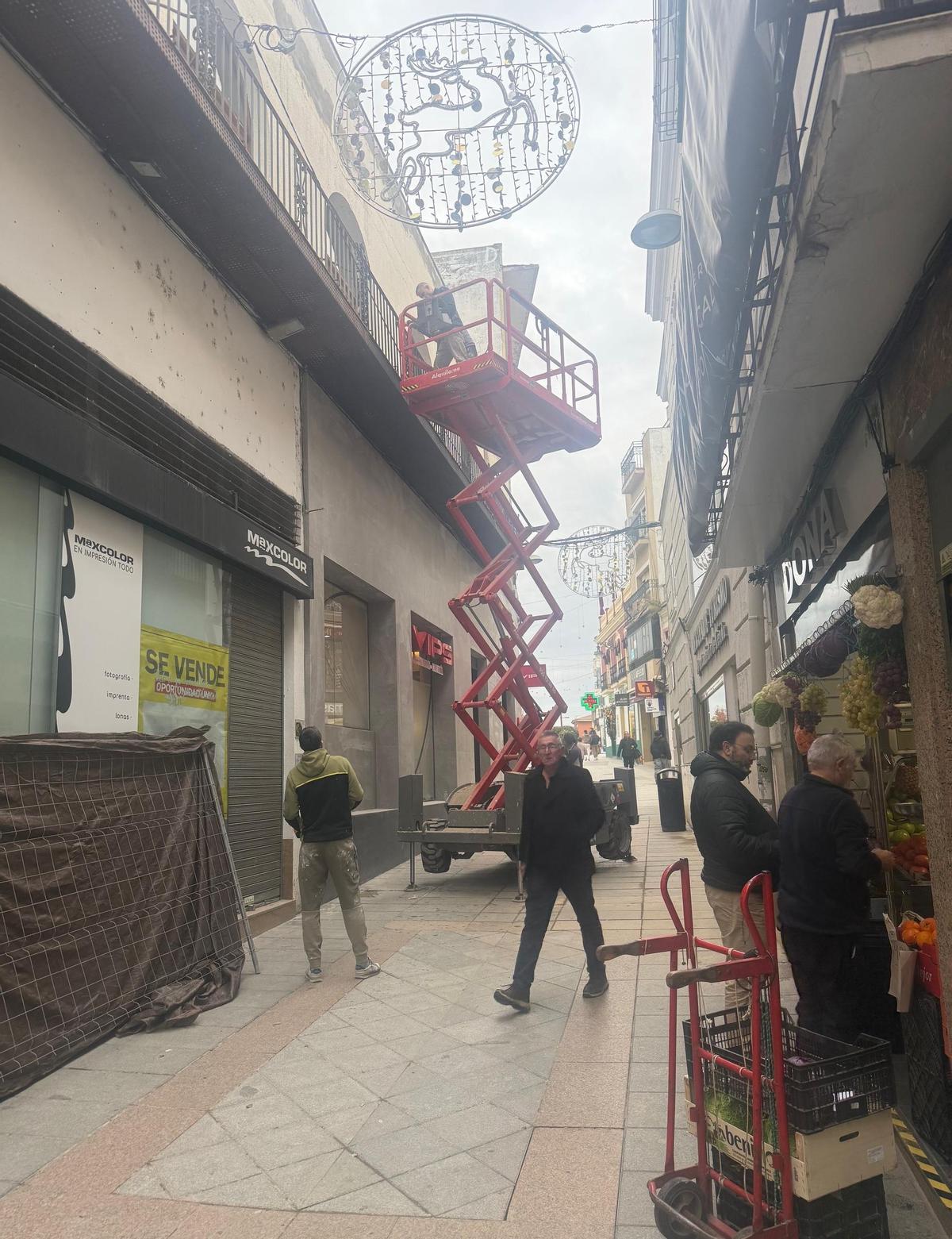 Vips aterriza en el centro de la capital extremeña.