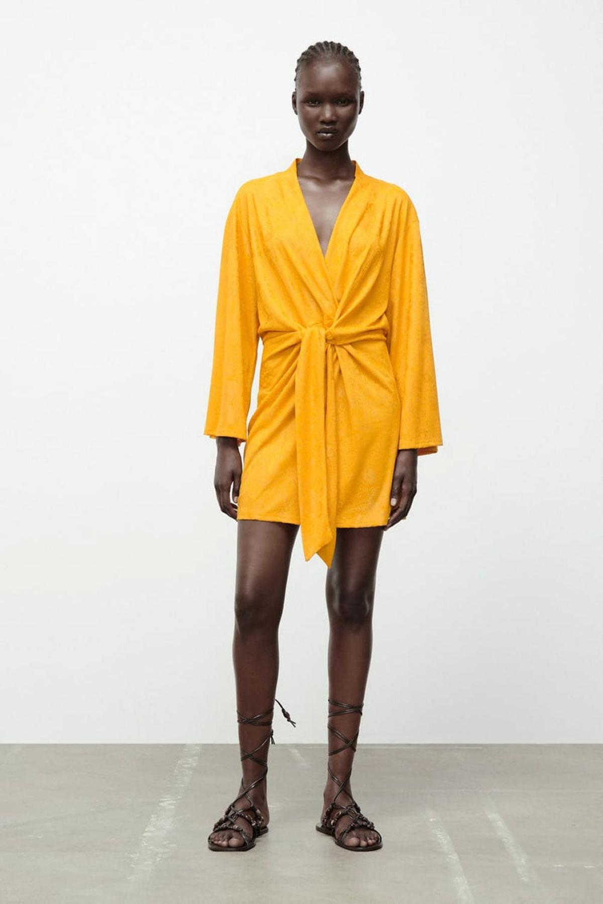 Modelo con vestido nudo de Zara