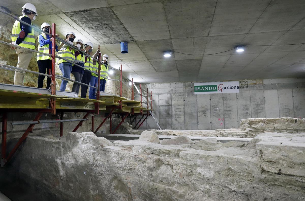 Visita de los tres consejeros de la Junta y el alcalde a los trabajos arqueológicos del metro.