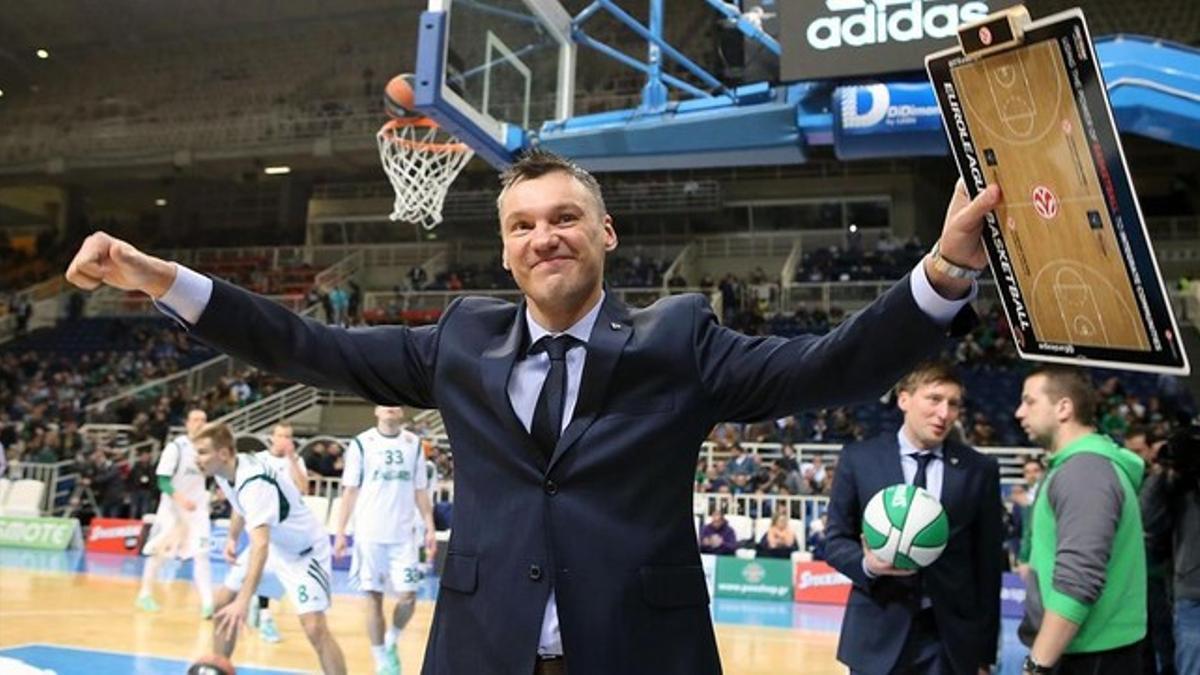 Jasikevicius saluda en su visita hace 10 días a la pista del Panathinaikos