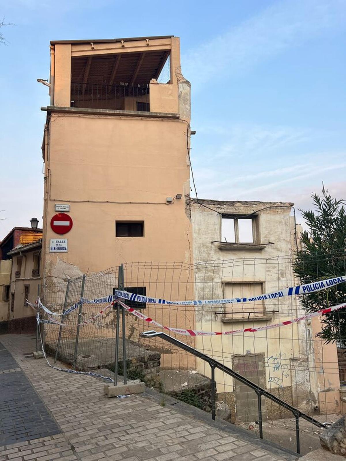 La zona permanece acordonada tras el derrumbe.