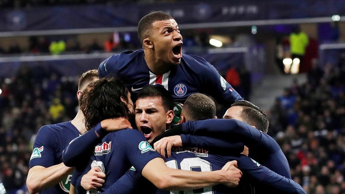 Mbappé celebra junto a sus compañeros un gol marcado por Neymar de penalti.